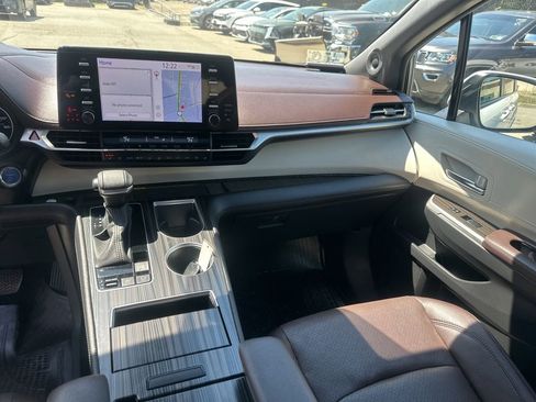 Used 2023 Toyota Sienna Platinum AWD/4WD image 71