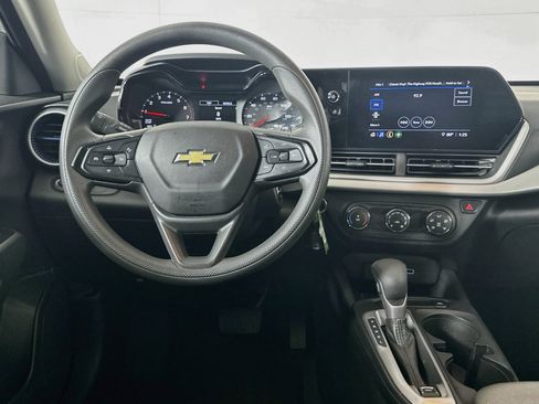 Used 2025 Chevrolet Trax LS FWD image 17