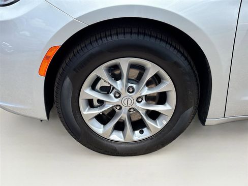 Used 2026 Chrysler Pacifica Limited FWD image 33