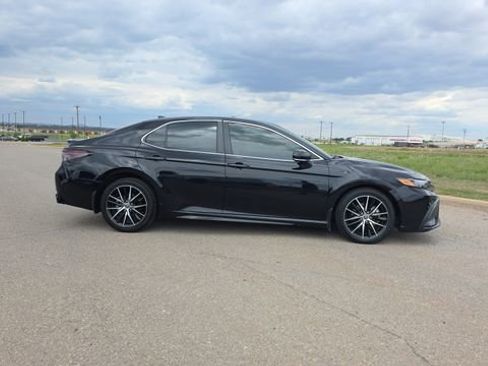 Used 2022 Toyota Camry SE FWD image 5