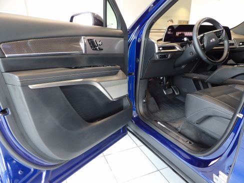 Used 2026 Cadillac Vistiq Sport w/ LPO, Floor Liner Package AWD/4WD image 8