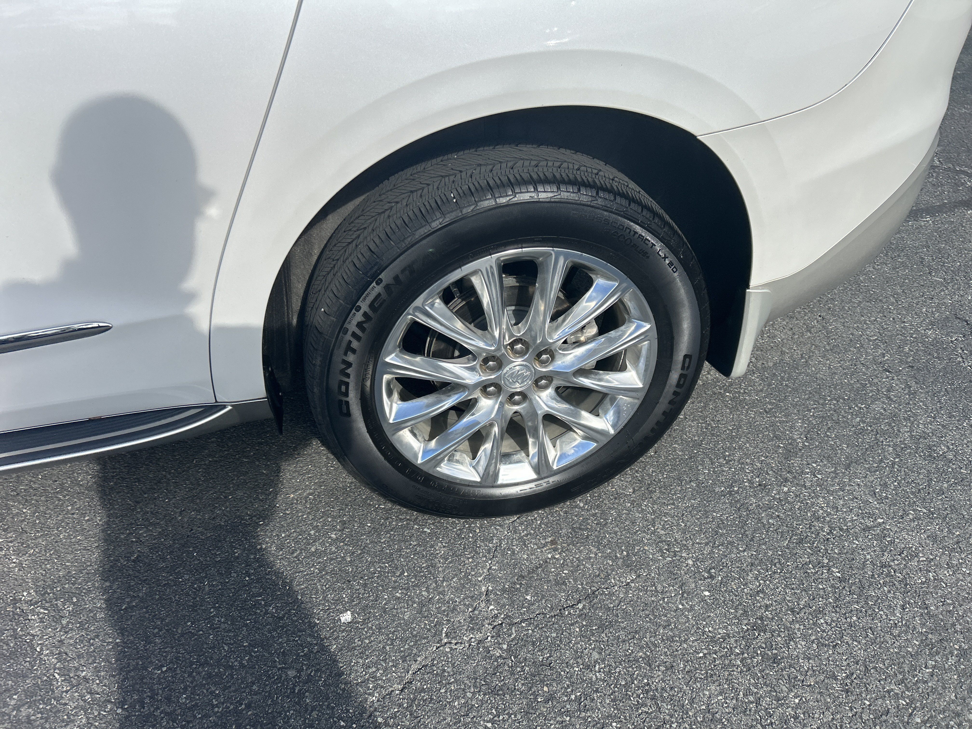 Used 2020 Buick Enclave Premium w/ Sun and Sites Package AWD/4WD image 4