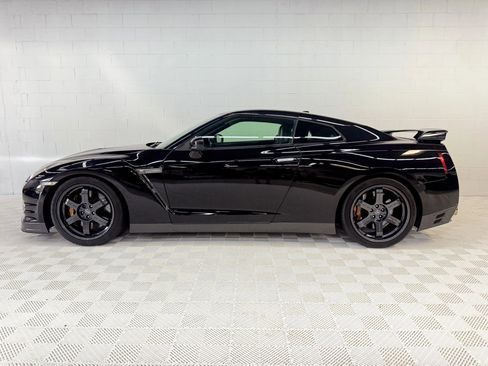Used 2013 Nissan GT-R Premium image 2