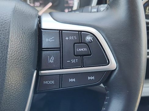 Used 2023 Toyota Highlander XLE AWD/4WD image 14
