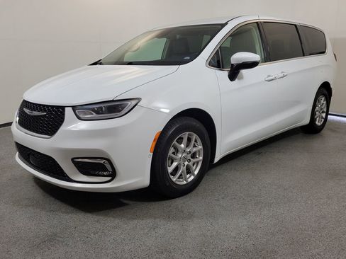 Used 2023 Chrysler Pacifica Touring-L FWD image 3