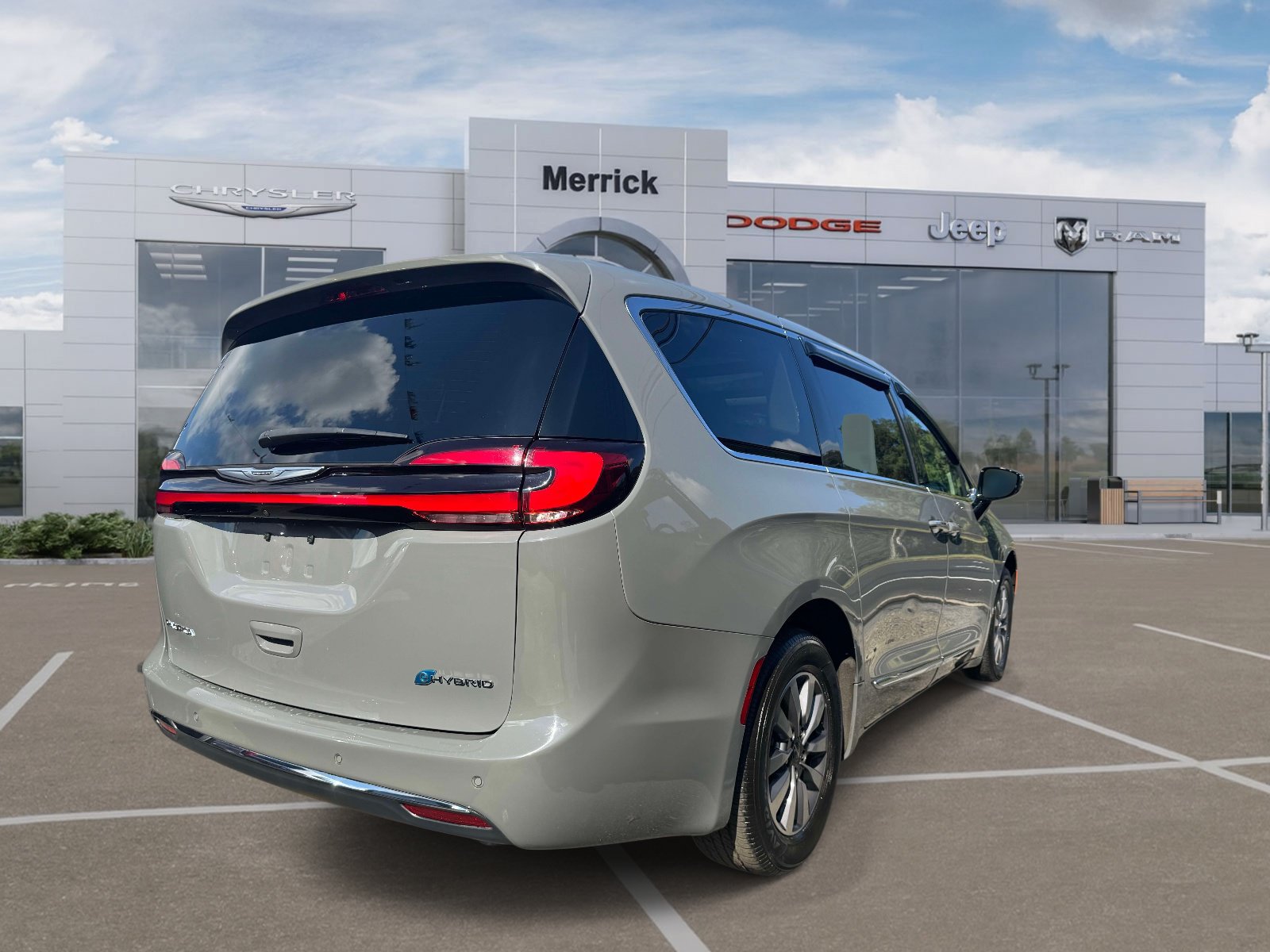 Used 2023 Chrysler Pacifica Limited FWD image 6