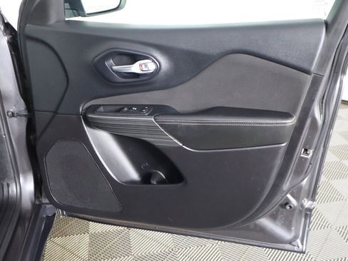 Used 2016 Jeep Cherokee Latitude w/ Cold Weather Group image 19