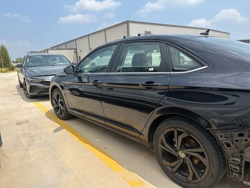 Used 2025 Volkswagen Jetta SE FWD image 4