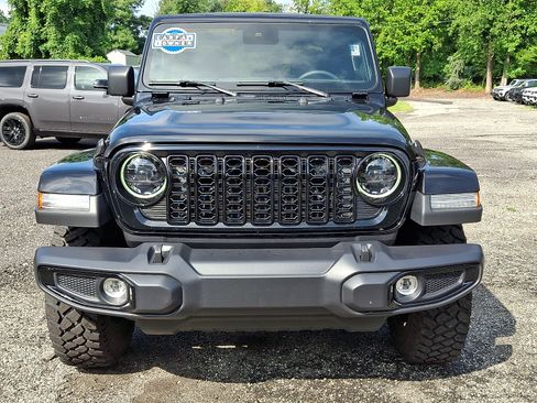 Used 2025 Jeep Gladiator Sport AWD/4WD image 2