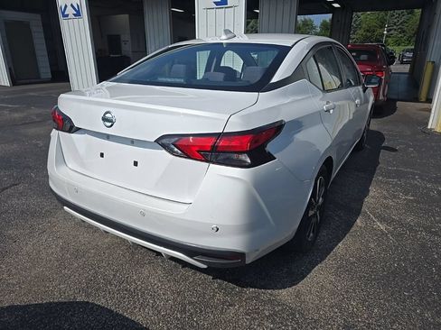 Used 2022 Nissan Versa SV FWD image 3