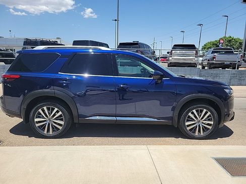 Used 2022 Nissan Pathfinder Platinum w/ Cargo Package FWD image 8