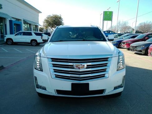 Used 2019 Cadillac Escalade Platinum image 2
