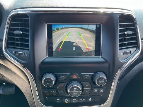 Used 2020 Jeep Grand Cherokee Laredo image 15