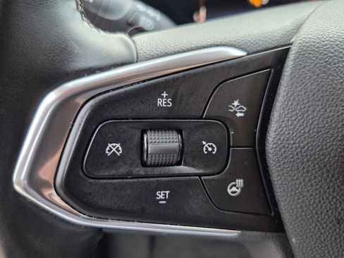 Certified 2025 Chevrolet Trax LT w/ LT Convenience Package FWD image 33