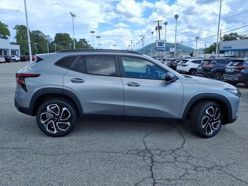 Used 2024 Chevrolet Trax RS w/ Sunroof Package FWD image 3