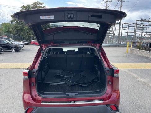 Used 2020 Toyota Highlander LE AWD/4WD image 13