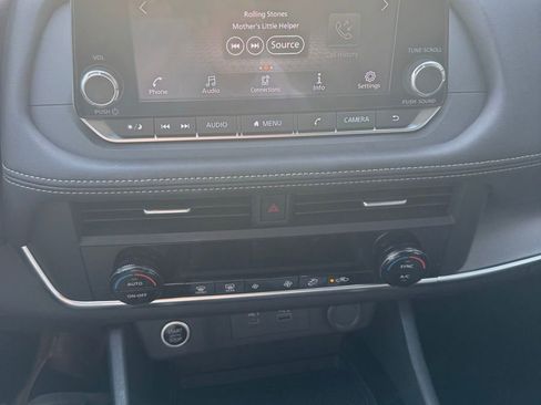 Used 2023 Nissan Rogue SV image 10