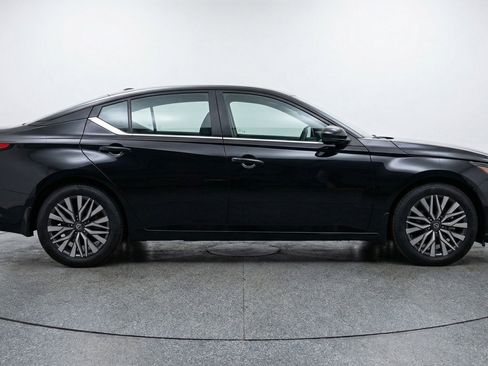 Used 2025 Nissan Altima 2.5 SV image 11