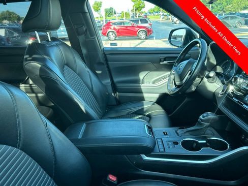 Used 2022 Toyota Highlander XSE FWD image 4