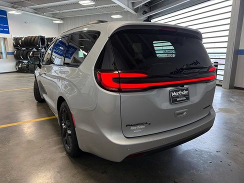 Used 2026 Chrysler Pacifica Limited w/ S Appearance Package FWD image 7