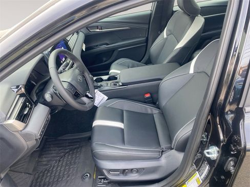 Used 2026 Toyota Camry SE image 9