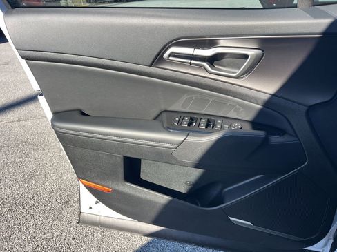 Used 2023 Kia Sportage EX image 16