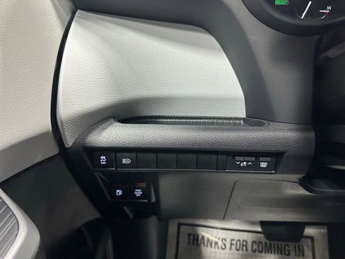 Used 2025 Toyota Sienna LE FWD image 16