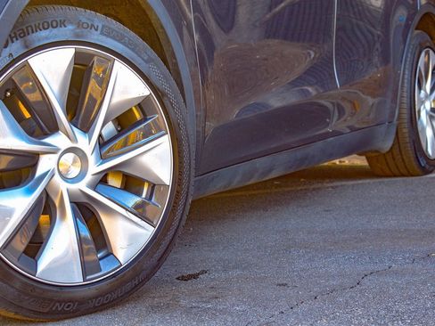 Used 2021 Tesla Model Y Long Range image 3