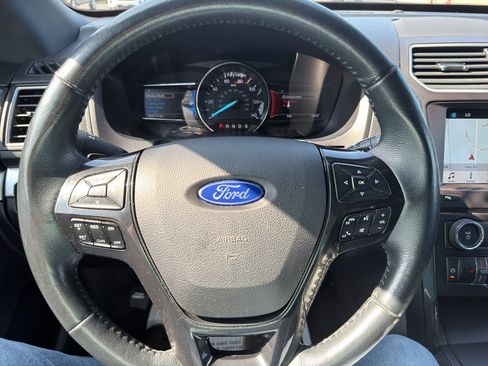Used 2017 Ford Explorer XLT w/ Equipment Group 202A FWD image 22