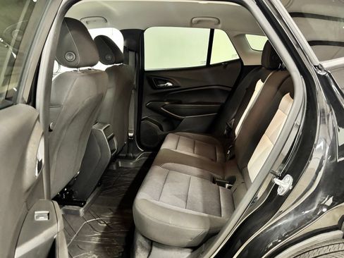 Used 2025 Chevrolet Trax LS w/ LS Convenience Package FWD image 19
