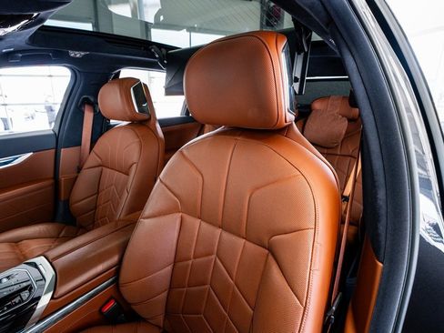 Used 2024 BMW i7 xDrive60 image 40