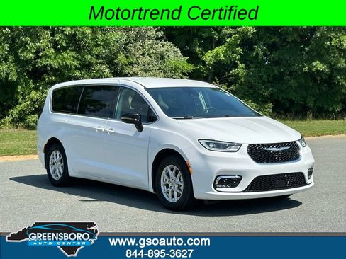 Used 2024 Chrysler Pacifica Touring-L FWD image 2