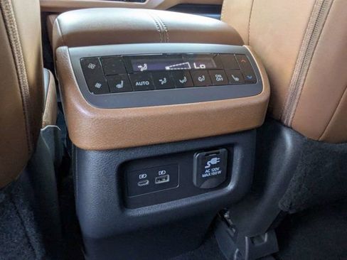 Used 2024 Nissan Pathfinder Platinum FWD image 16