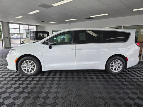 Used 2025 Chrysler Pacifica Select image 6