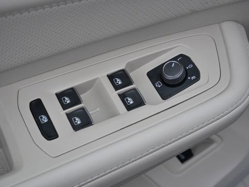 Certified 2025 Volkswagen Atlas SEL Premium R-Line image 19