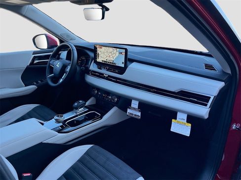 New 2025 Mitsubishi Outlander SE image 33