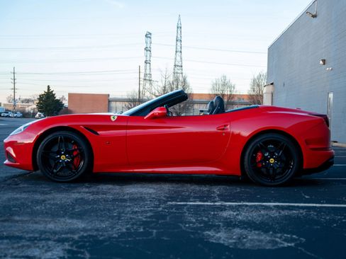 Used 2015 Ferrari California T image 18