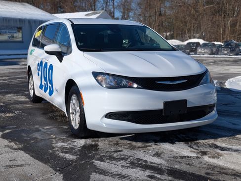 Used 2023 Chrysler Voyager LX image 12