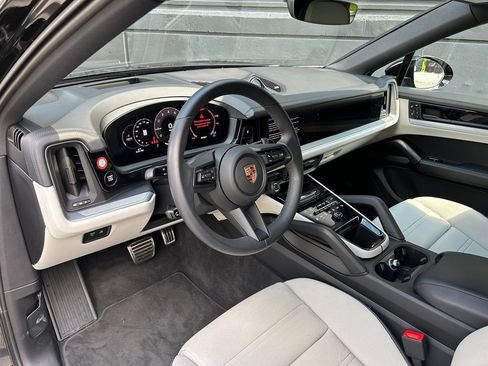 Certified 2025 Porsche Cayenne S AWD/4WD image 4