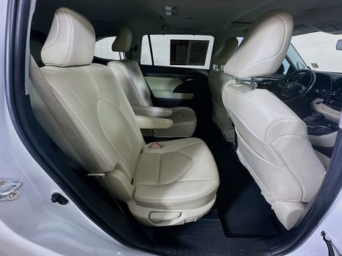 Used 2021 Toyota Highlander Limited FWD image 11