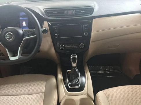 Used 2019 Nissan Rogue SV FWD image 16