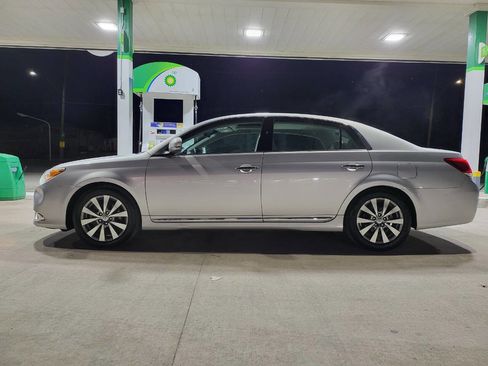 Used 2011 Toyota Avalon Limited FWD image 3