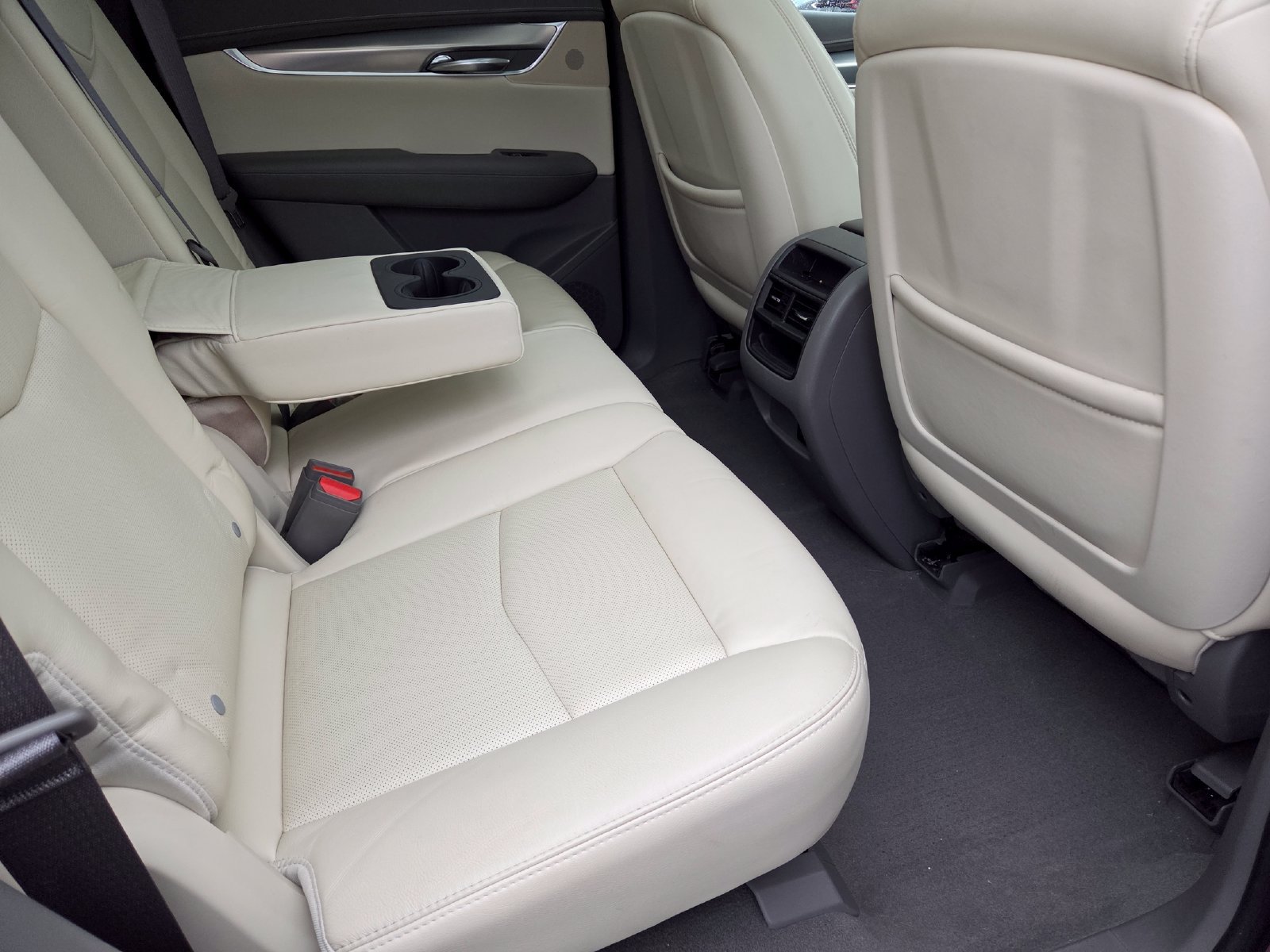 Used 2018 Cadillac XT5 Luxury w/ Driver Awareness Package FWD image 24