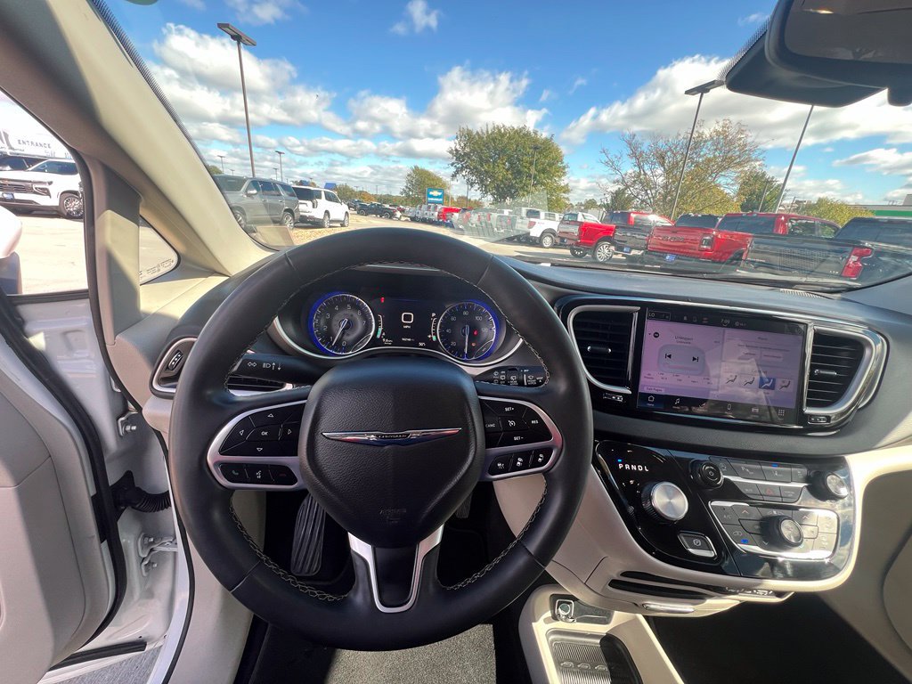 Used 2023 Chrysler Pacifica Touring-L FWD image 36