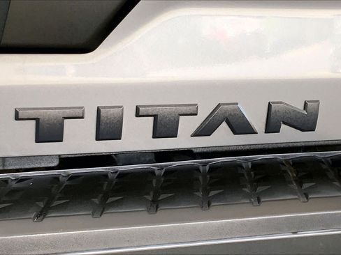 Used 2021 Nissan Titan PRO-4X w/ Pro-4x Convenience Package AWD/4WD image 10
