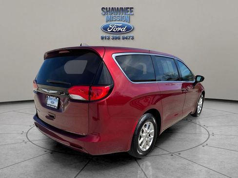 Used 2023 Chrysler Voyager LX image 5
