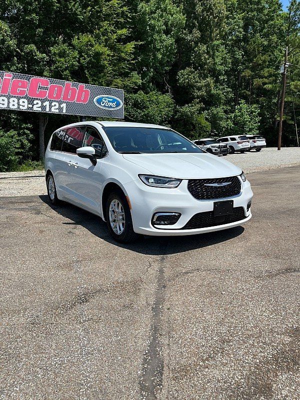 Used 2023 Chrysler Pacifica Touring-L FWD image 1
