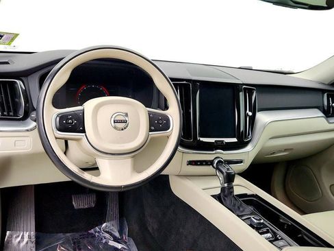 Used 2019 Volvo XC60 T5 Momentum w/ Premium Package image 13
