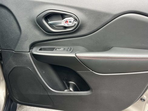 Used 2021 Jeep Cherokee Trailhawk AWD/4WD image 27