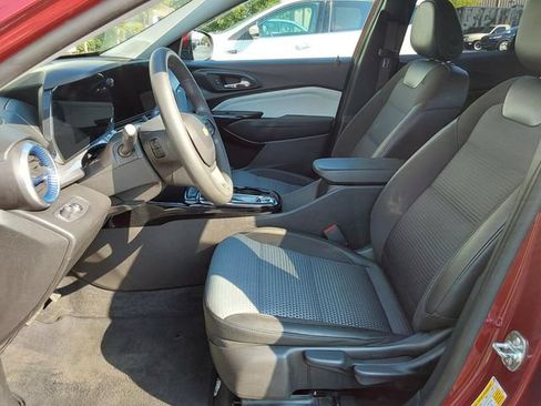 Used 2025 Chevrolet Trax LT FWD image 18